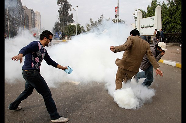 قنابل الغاز لتفريق المتظاهرين