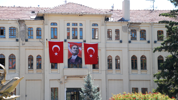 العلم التركي الأحمر ومصطفى كمال أتاتورك في كل مكان تقريباً