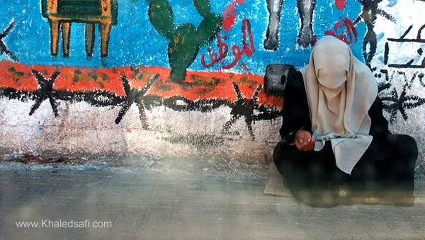 الحاجة في غزة ترمي بالنساء في طرقات التسول.. بعنف