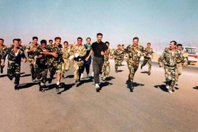 بشار الأسد وجنوده في تمارين أثناء خدمته في الجيش السوري 